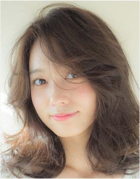女生夏天最新流行的中长发及颜色大全