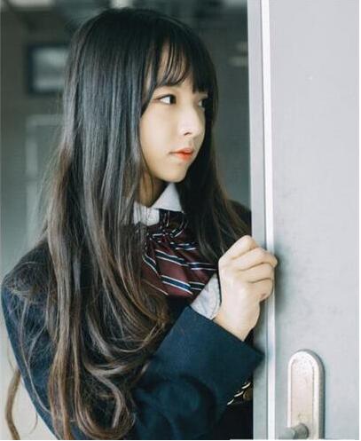 20岁女生适合的清新自然中长发发型图片