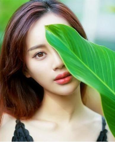 20岁女生适合的清新自然中长发发型图片