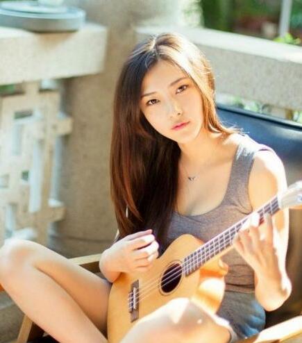 20岁女生适合的清新自然中长发发型图片