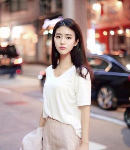 20岁女生适合的清新自然中长发发型图片