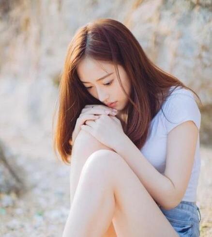 20岁女生适合的清新自然中长发发型图片