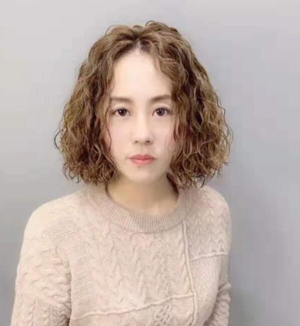 40岁一50岁女最新发型图片,优雅时尚的中年发型总有一款适合你