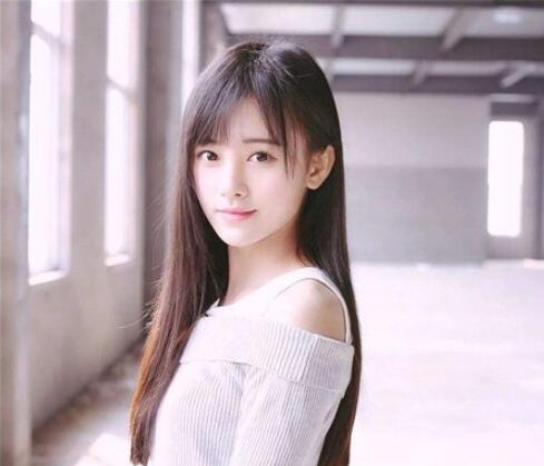 黑长直发发尾发型,层次感发尾彰显俏皮与灵动