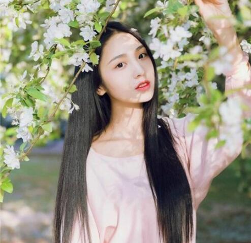 黑长直发发尾发型,层次感发尾彰显俏皮与灵动