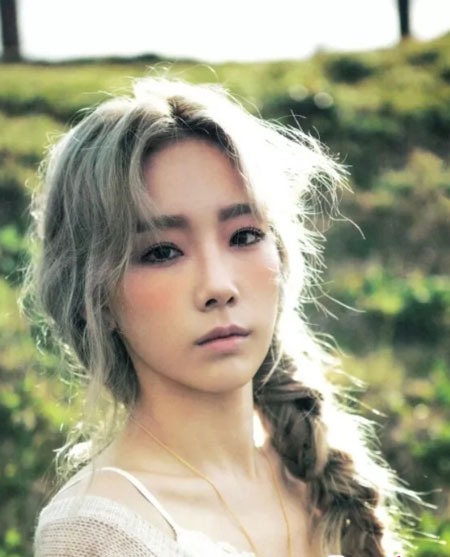 青木奶奶灰新发色图片 时尚潮流又带感的发色
