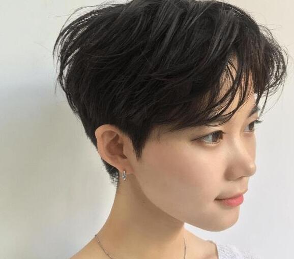 时尚的女士短发发型,快跨年了快换一个发型吧