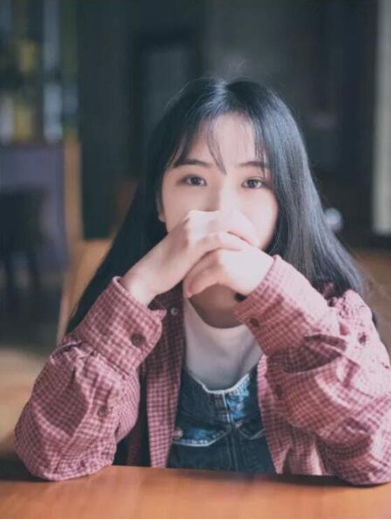 女生流行发型中长直发,温柔淑女完全不输卷发