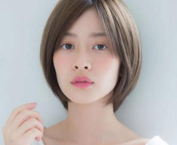 日系慵懒风短直发女,清新脱俗的短直发发型设计