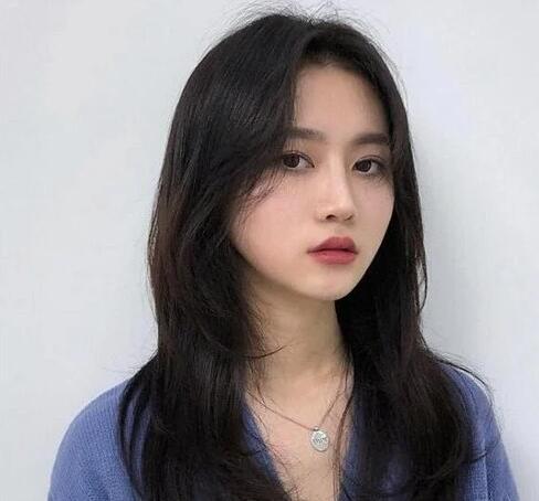 女生烫发发型中长发2021,性感展现成熟知性气质