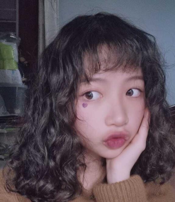 最新少女羊毛卷短发,看起来复古文艺感满满