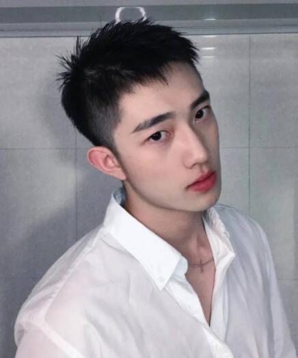 男生自然短碎发发型,邻家男孩般的温柔感