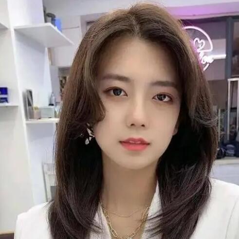 今年流行的中长发发型 气质美美的女生直发发型