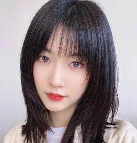 今年流行的中长发发型 气质美美的女生直发发型