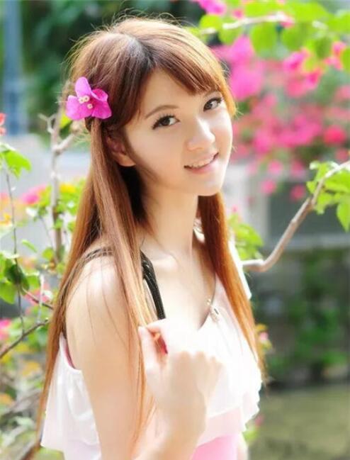 韩版中长发直发发型,红棕系发色更显轻熟风