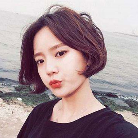 女生中分短发发型图片 修颜瘦脸还显气质