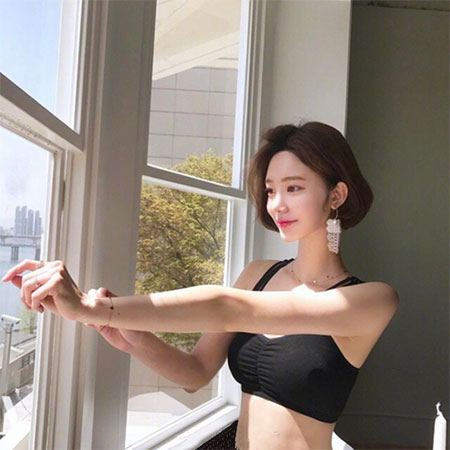 女生中分短发发型图片 修颜瘦脸还显气质