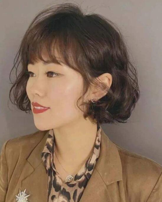 短发图片女2021新款减龄烫发,不挑年龄的发型