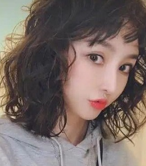 今年流行羊毛卷发发型短发,超火减龄羊毛卷发发型推荐