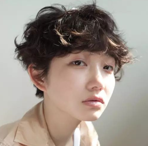 男生日系懒惰发型卷发,清新时尚显脸小的男生卷发