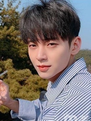 2019男生最流行发型  男生短发精神帅气发型图片