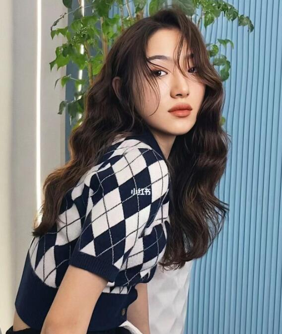 今年流行的长发发型女,非常适合娴静的女生