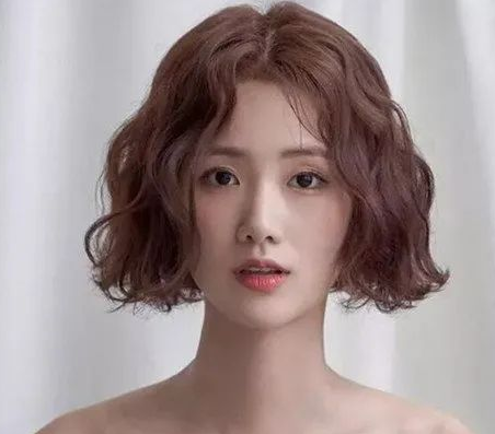 羊毛卷发型女短发,烫羊毛卷发真的是减龄神器
