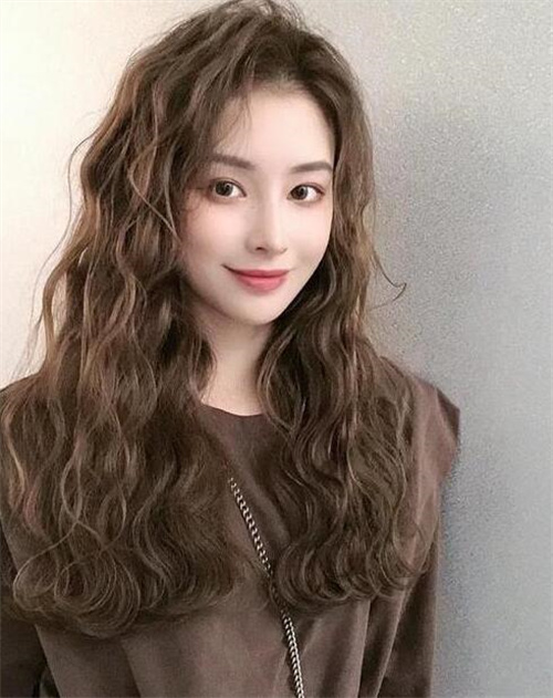 流行卷发2021最新款女,不知道什么样的卷发才好看吗？