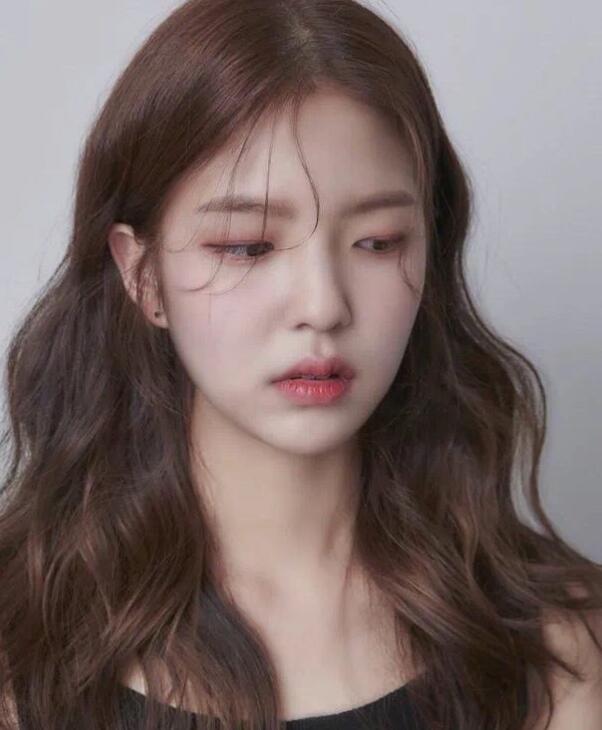 卷发发型2022最新款,有甜美文静的淑女卷