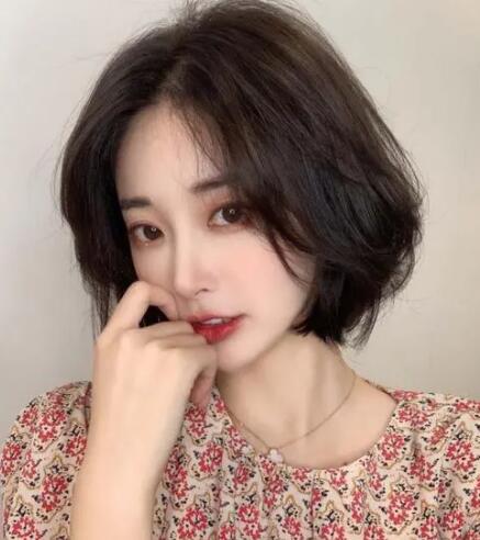 短发图片女2021新款减龄,女中性气质短发发型超帅的