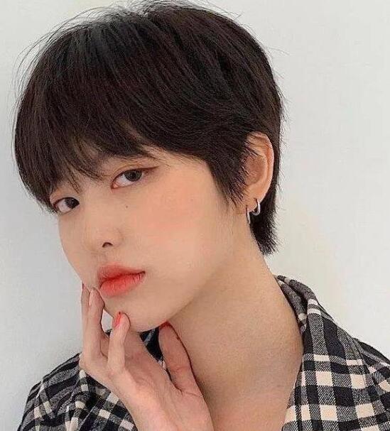 短发图片女2021新款减龄,女中性气质短发发型超帅的
