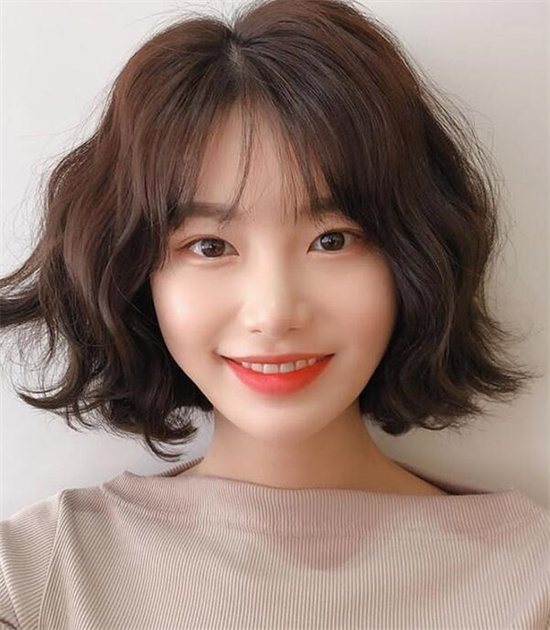 烫短发图片女2021最新款 时尚减龄的发型推荐