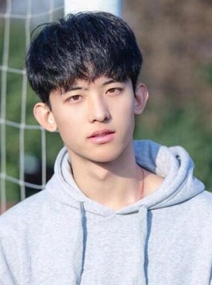 两边短中间长男最帅气发型  帅出了新高度