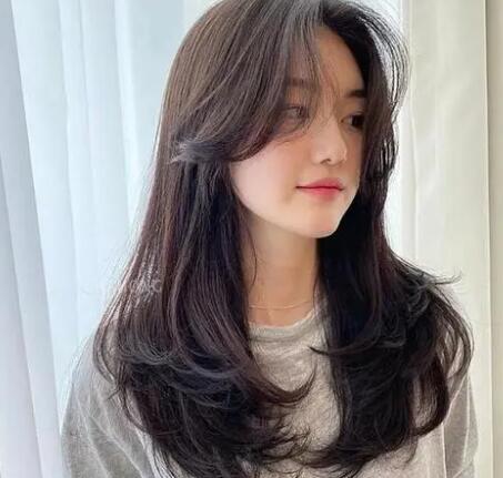 女士烫发中长发小卷,高级感满满的发型
