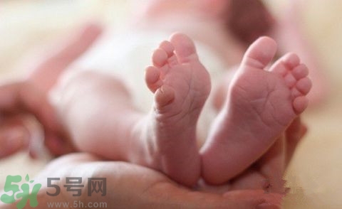 宝宝脚臭是什么原因?宝宝脚臭怎么办