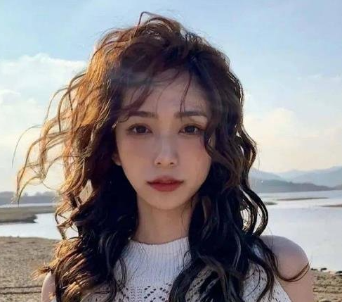 2021还在羊毛卷吗？来看看这几个卷发造型吧