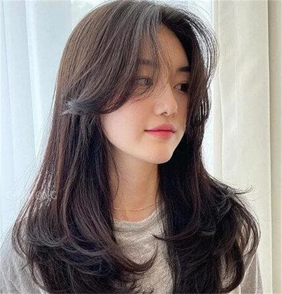 中分中长发卷什么发型好看 小波浪让你更加具有女人味