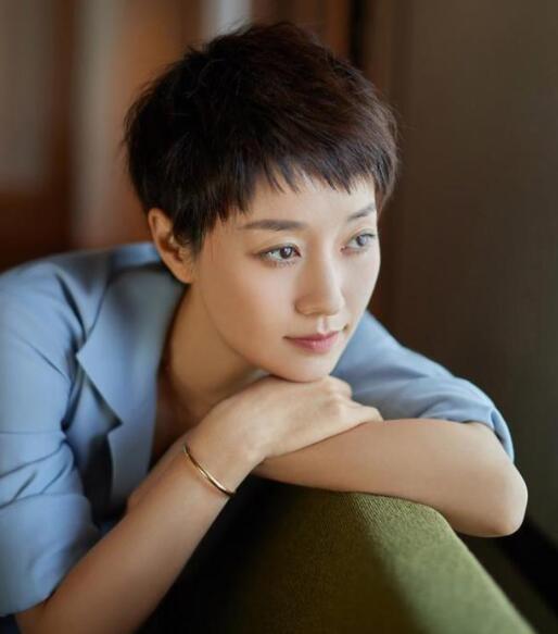 2022减龄发型女中长发,凸显出女性的优雅魅力
