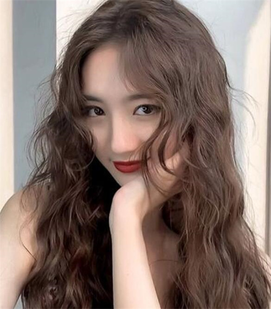 中分中长发卷什么发型好看 小波浪让你更加具有女人味