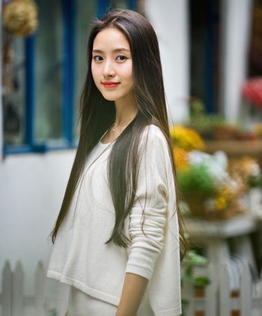 圆脸女生中长发扎发发型 蓬松又漂亮的中长发