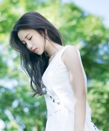 圆脸女生中长发扎发发型 蓬松又漂亮的中长发