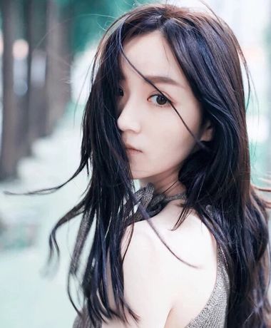 圆脸女生中长发扎发发型 蓬松又漂亮的中长发
