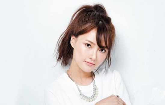 蓬松高马尾辫扎法图解 活力蓬松高马尾