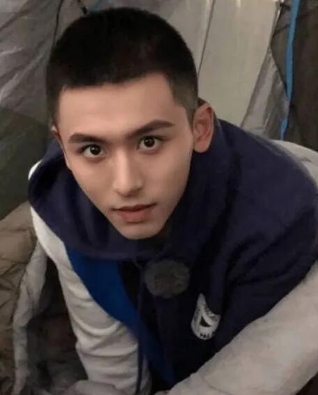 男生干净短发寸头,干干净净才是男生的最爱