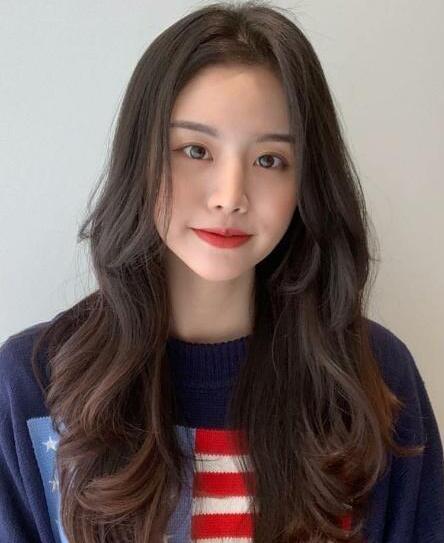 卷发发型女2021最新款,十分知性优雅的卷发发型