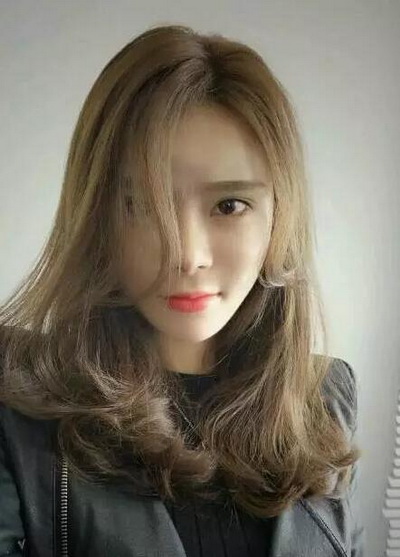 2022发型流行女中短发烫发发型图片