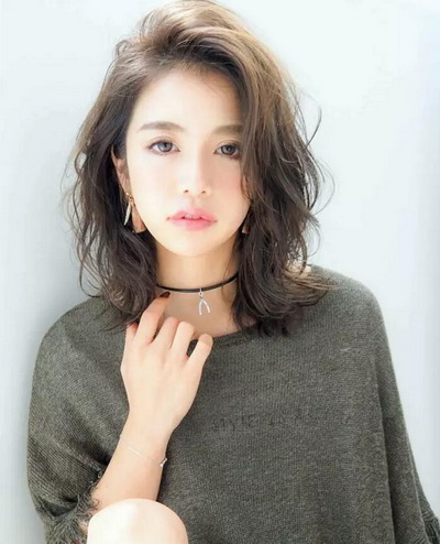2022最受女生欢迎的齐肩烫发发型图片