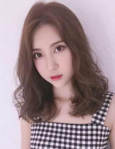2022发型流行女中短发烫发发型图片