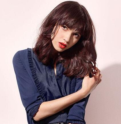 皮肤偏黄女生适合的显白棕色染发颜色图片