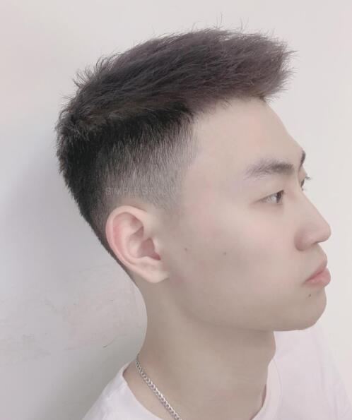 男生自然蓬松烫发型,蓬松时尚显精神